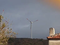 Eski yel değirmeni ve rüzgâr türbinleri